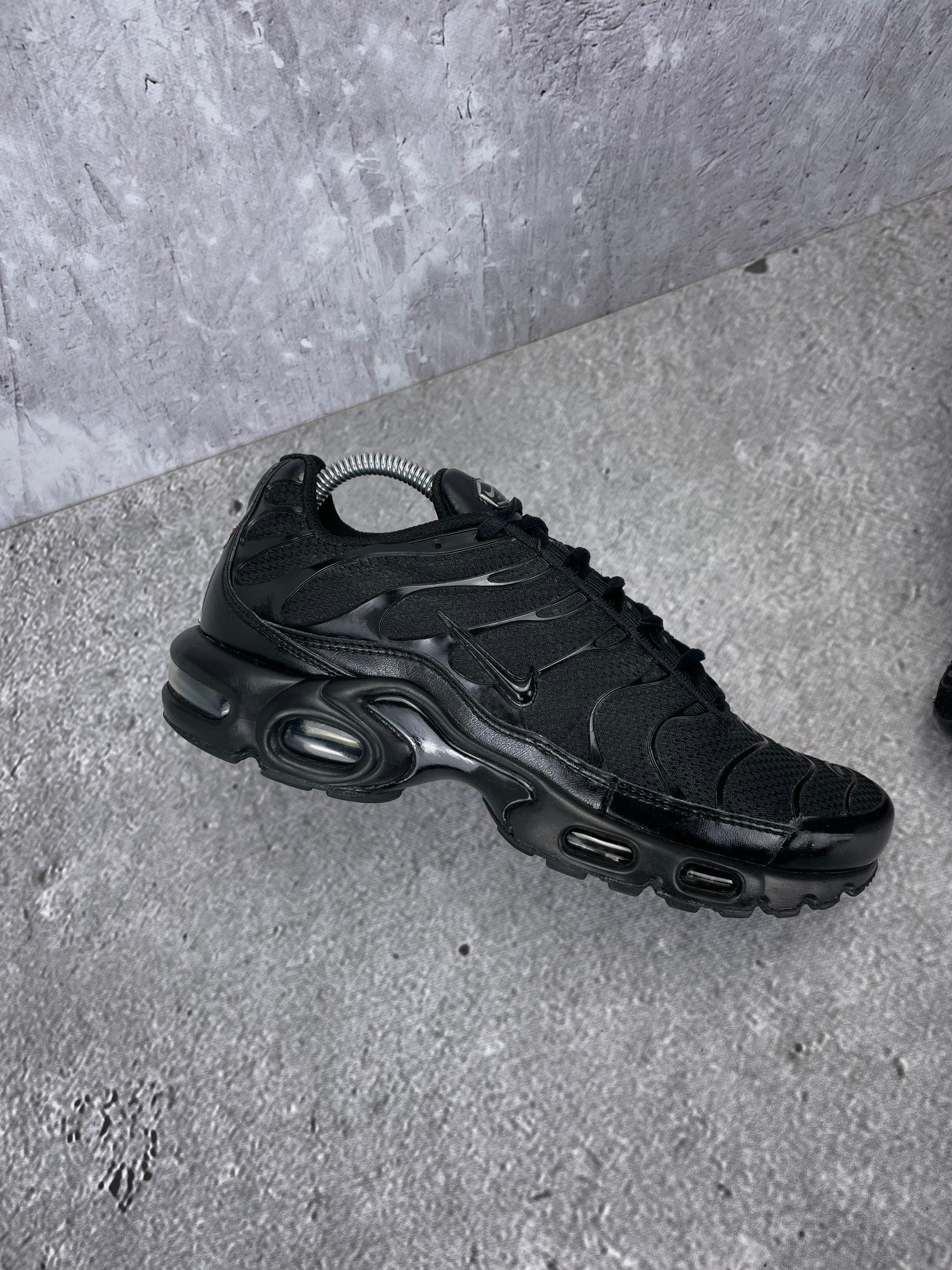 Nike Air Max Plus Triple Black - buty sportowe, widok z góry na wewnętrzną stronę butów