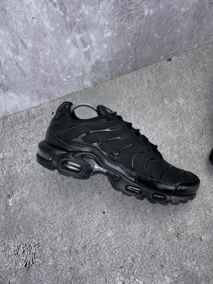 Nike Air Max Plus Triple Black - buty sportowe, widok z góry na wewnętrzną stronę butów