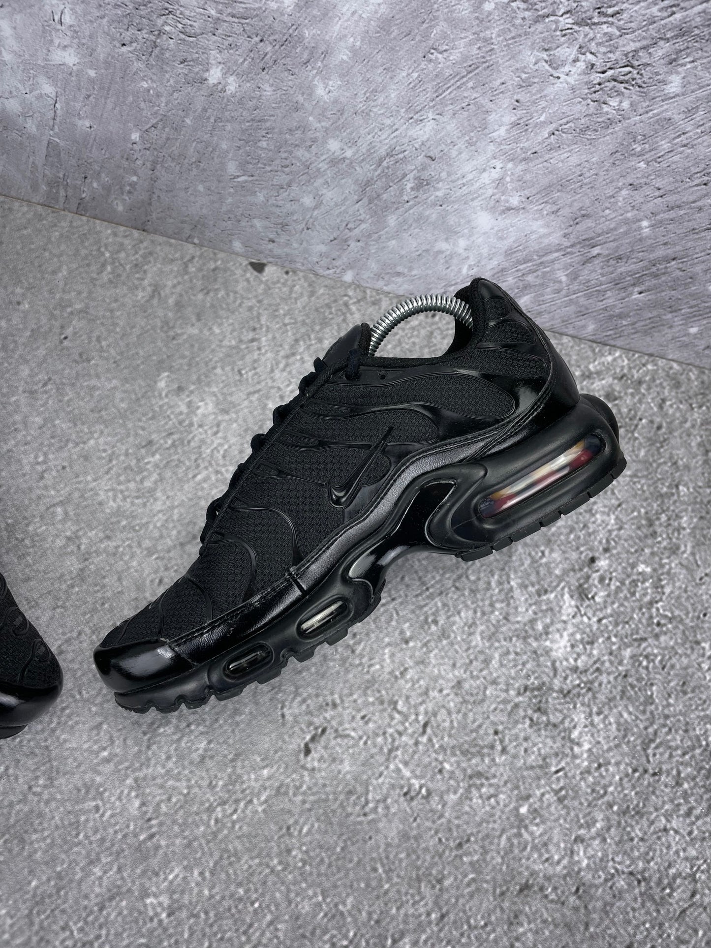 Nike Air Max Plus Triple Black - buty sportowe, wewnętrzny panel lewego buta