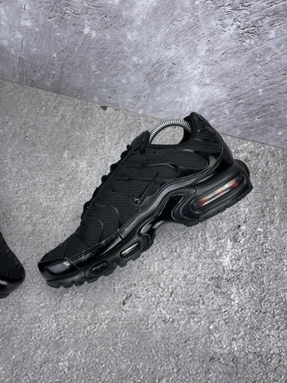 Nike Air Max Plus Triple Black - buty sportowe, wewnętrzny panel lewego buta