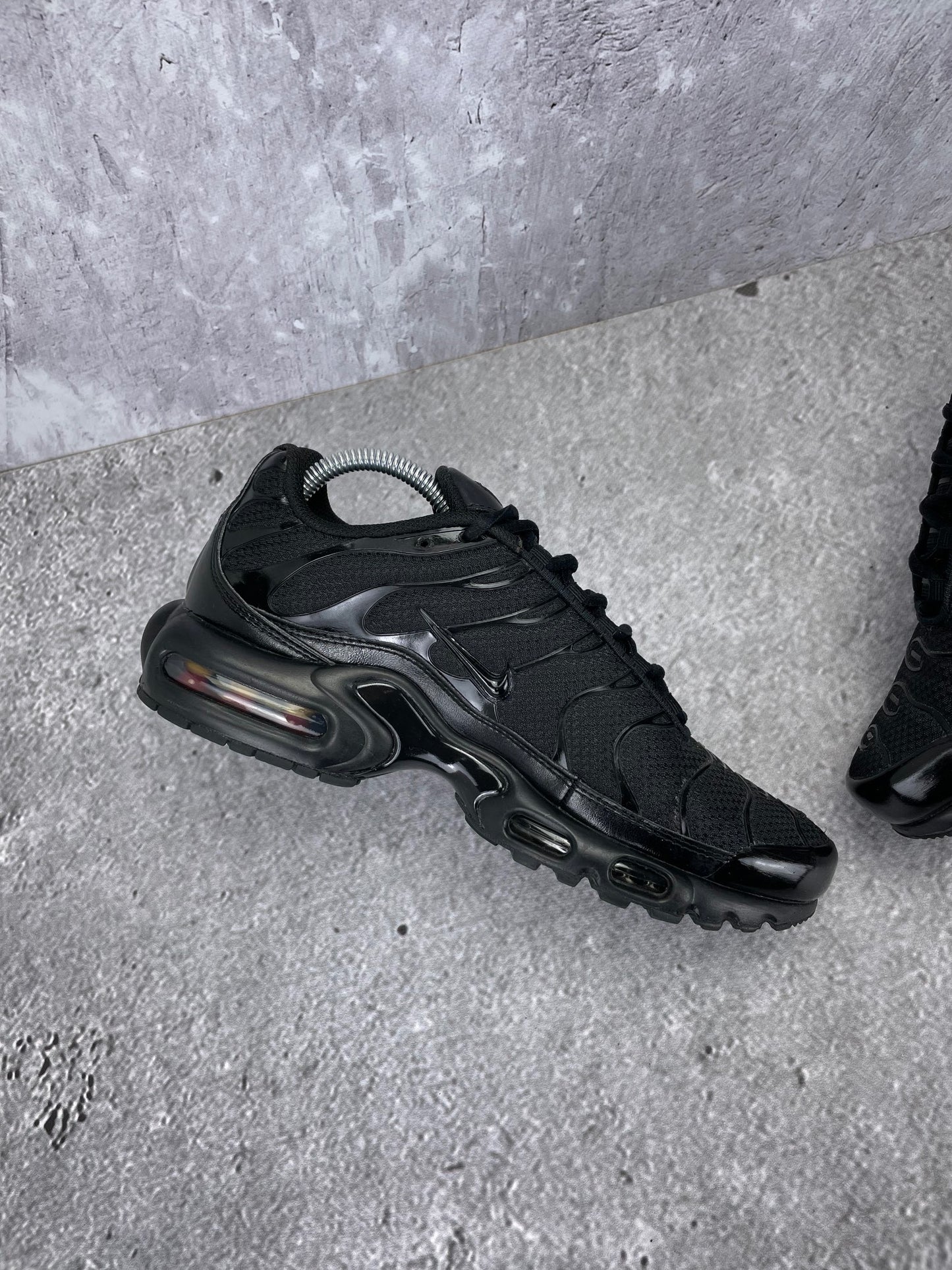 Nike Air Max Plus Triple Black - buty sportowe, wewnętrzny panel prawego buta