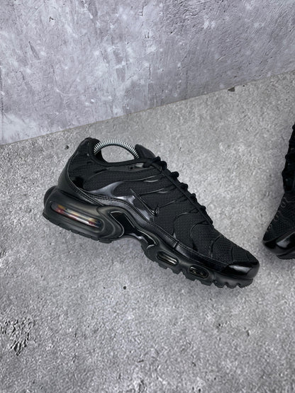 Nike Air Max Plus Triple Black - buty sportowe, wewnętrzny panel prawego buta