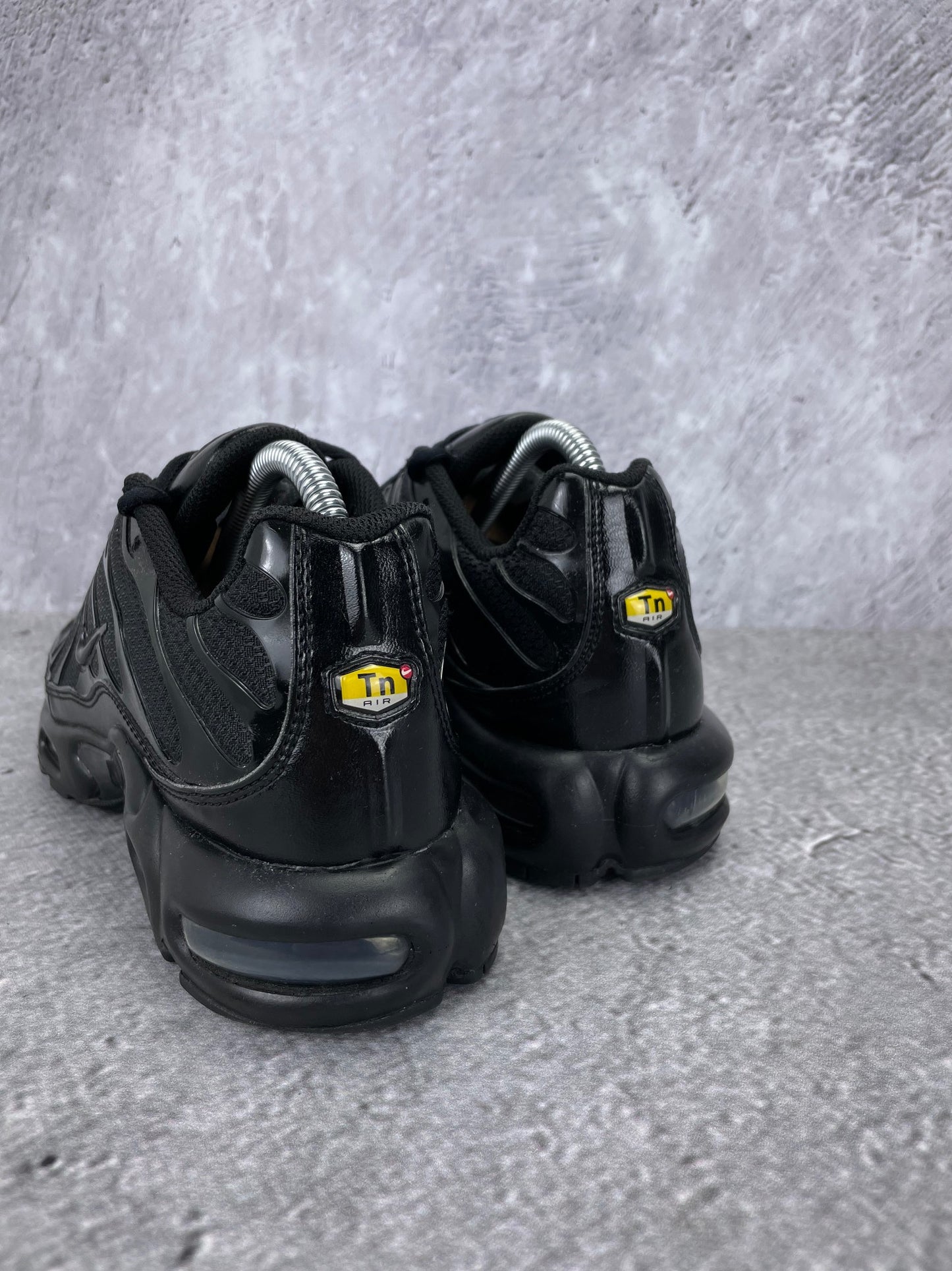 Nike Air Max Plus Triple Black - buty sportowe, widok z tyłu