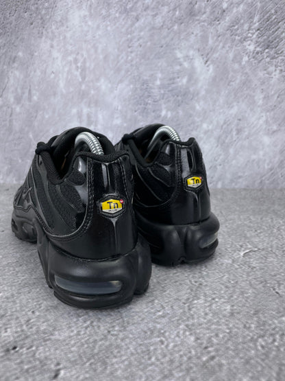 Nike Air Max Plus Triple Black - buty sportowe, widok z tyłu