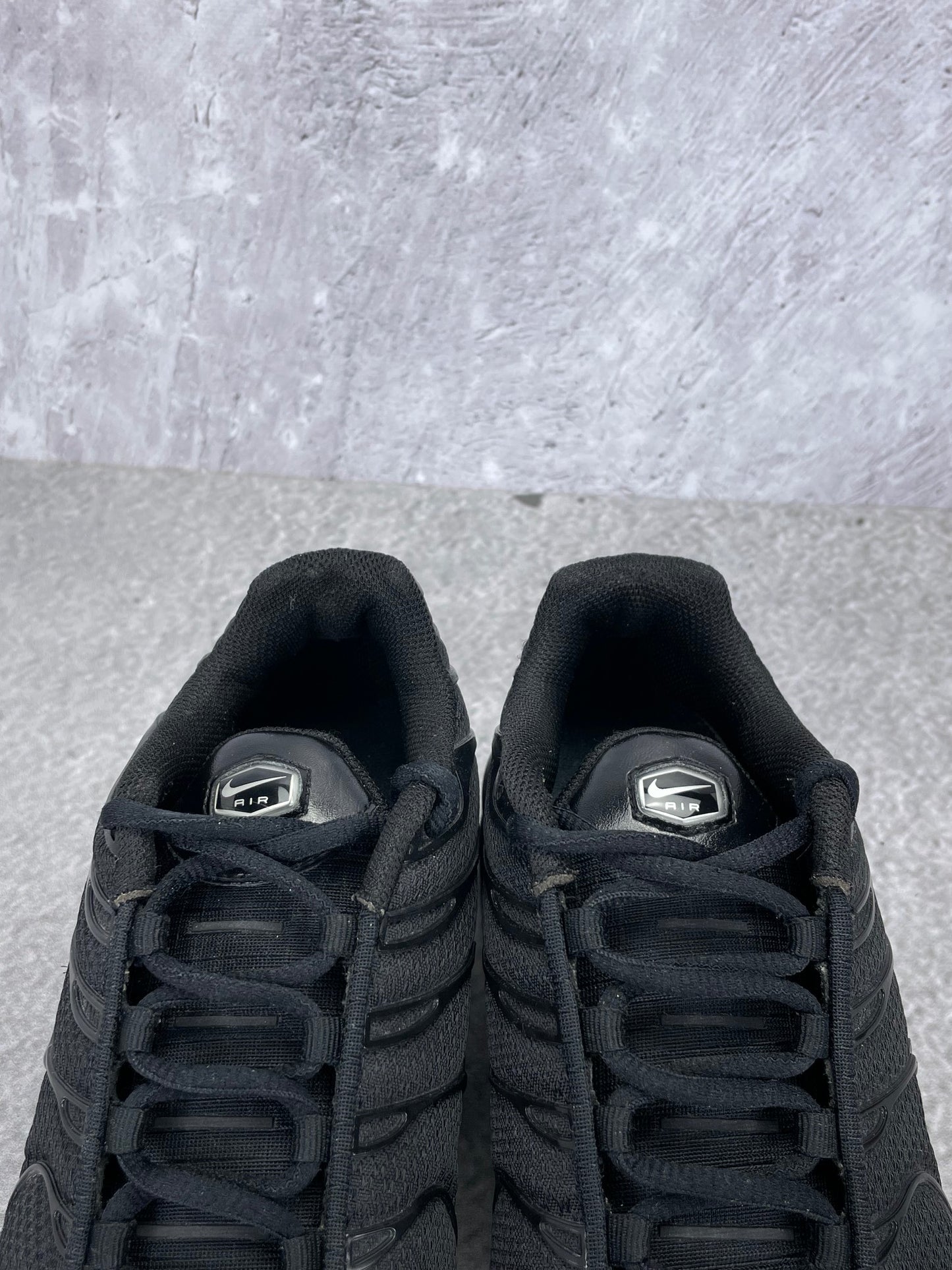 Nike Air Max Plus Triple Black - buty sportowe, zapiętki butów