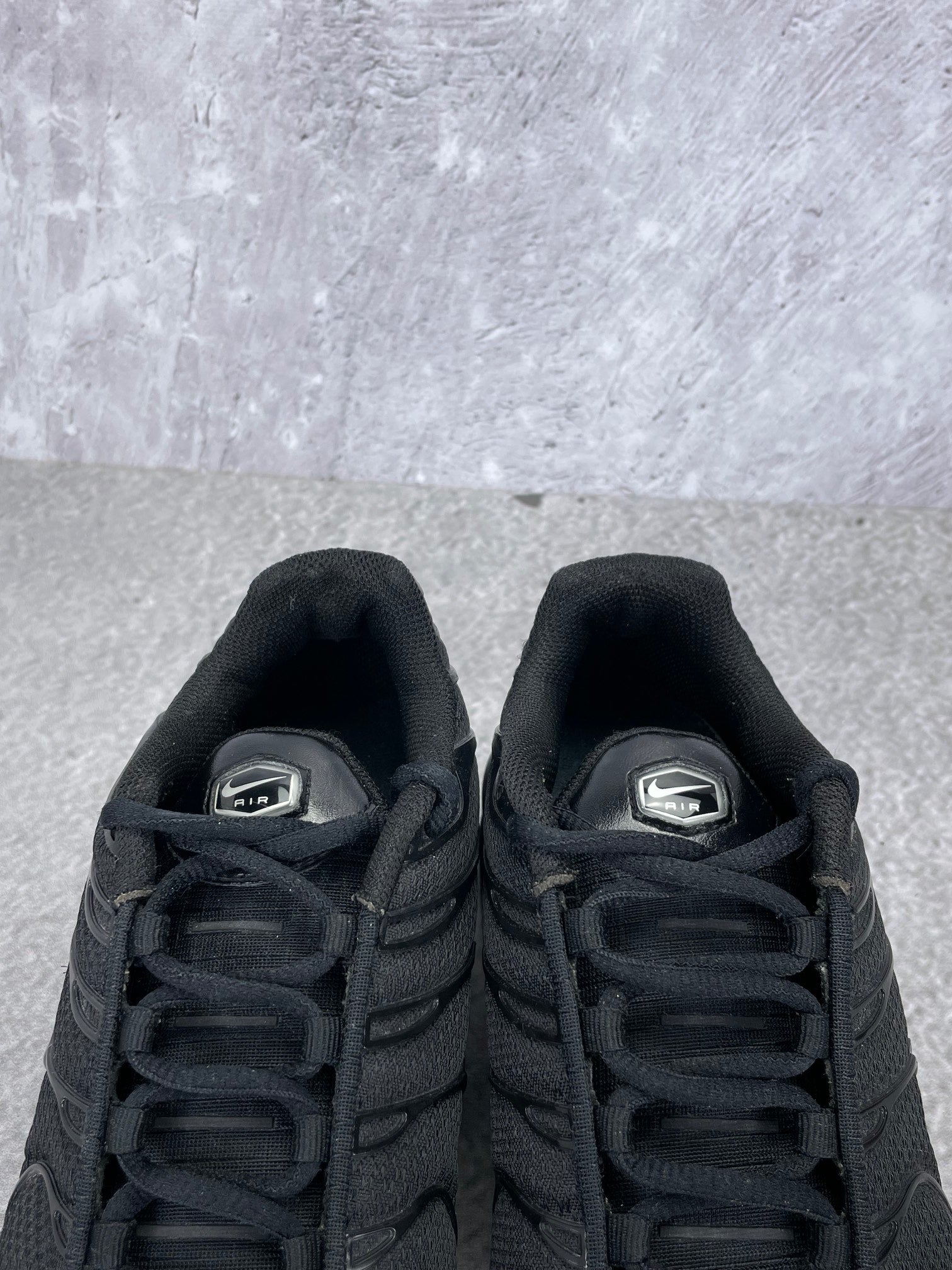 Nike Air Max Plus Triple Black - buty sportowe, zapiętki butów