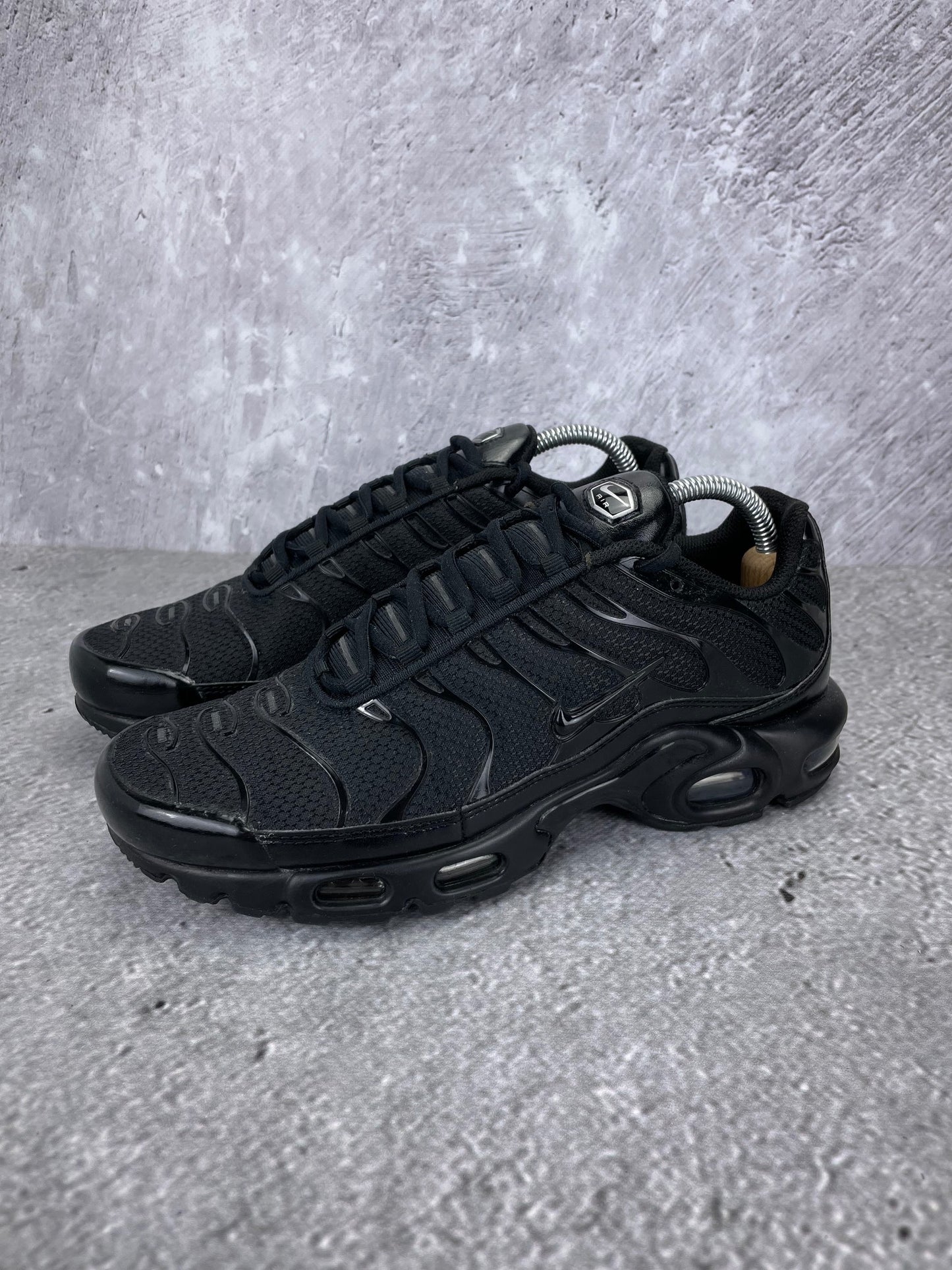 Nike Air Max Plus Triple Black - buty sportowe, widok z boku na tle studyjnym