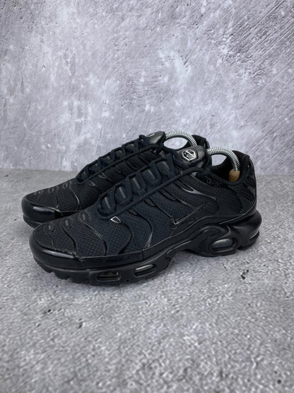Nike Air Max Plus Triple Black - buty sportowe, widok z boku na tle studyjnym