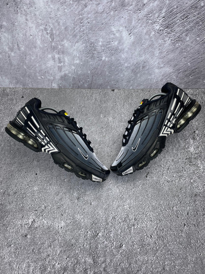 Nike Air Max Plus 3 Black White - buty sportowe, widok z góry na zewnętrzną stronę butów