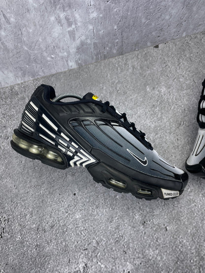 Nike Air Max Plus 3 Black White - buty sportowe, zewnętrzny panel lewego buta