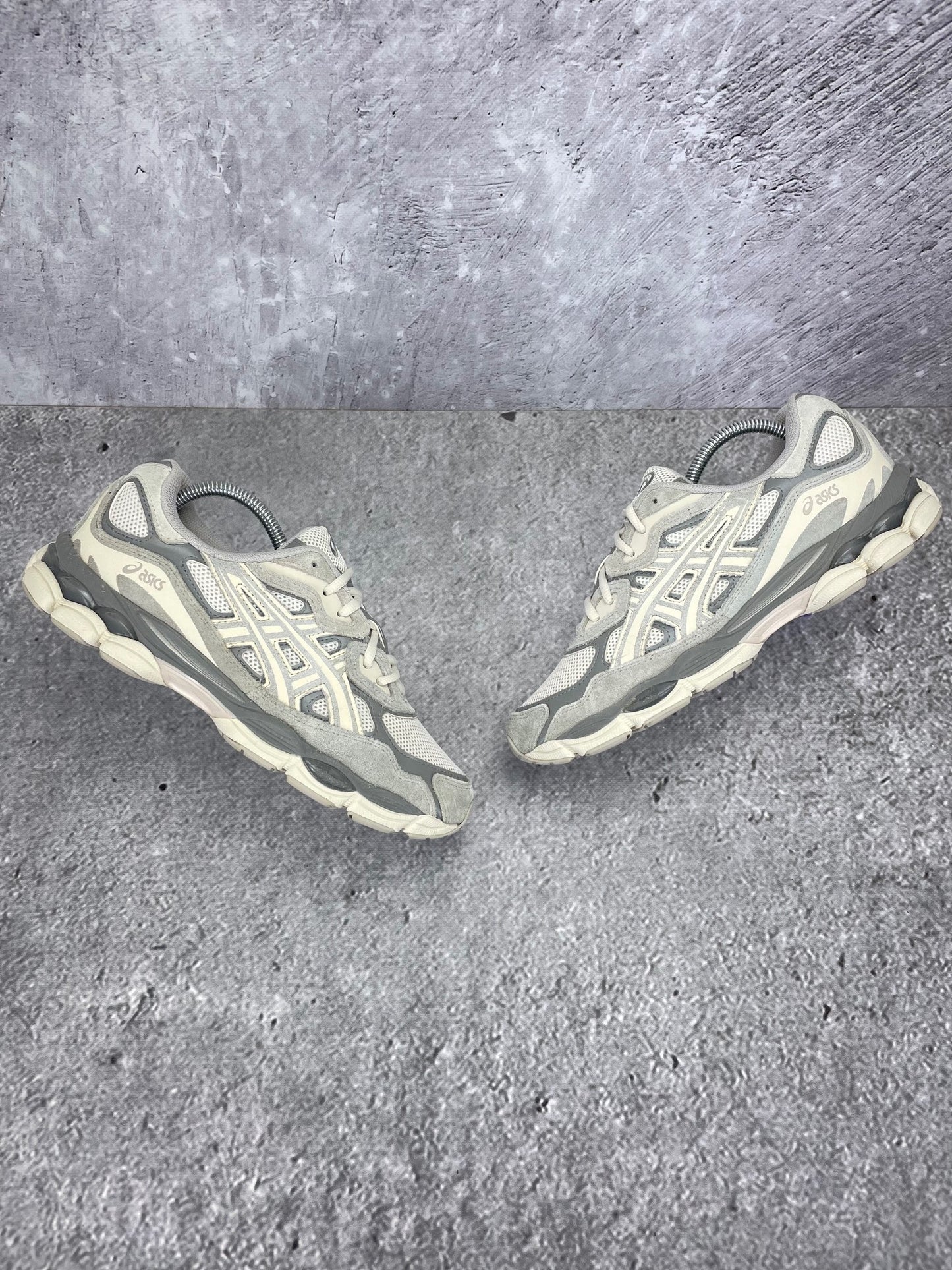ASICS GEL-NYC Cream Oyster Grey - buty sportowe, widok z góry na zewnętrzną stronę butów