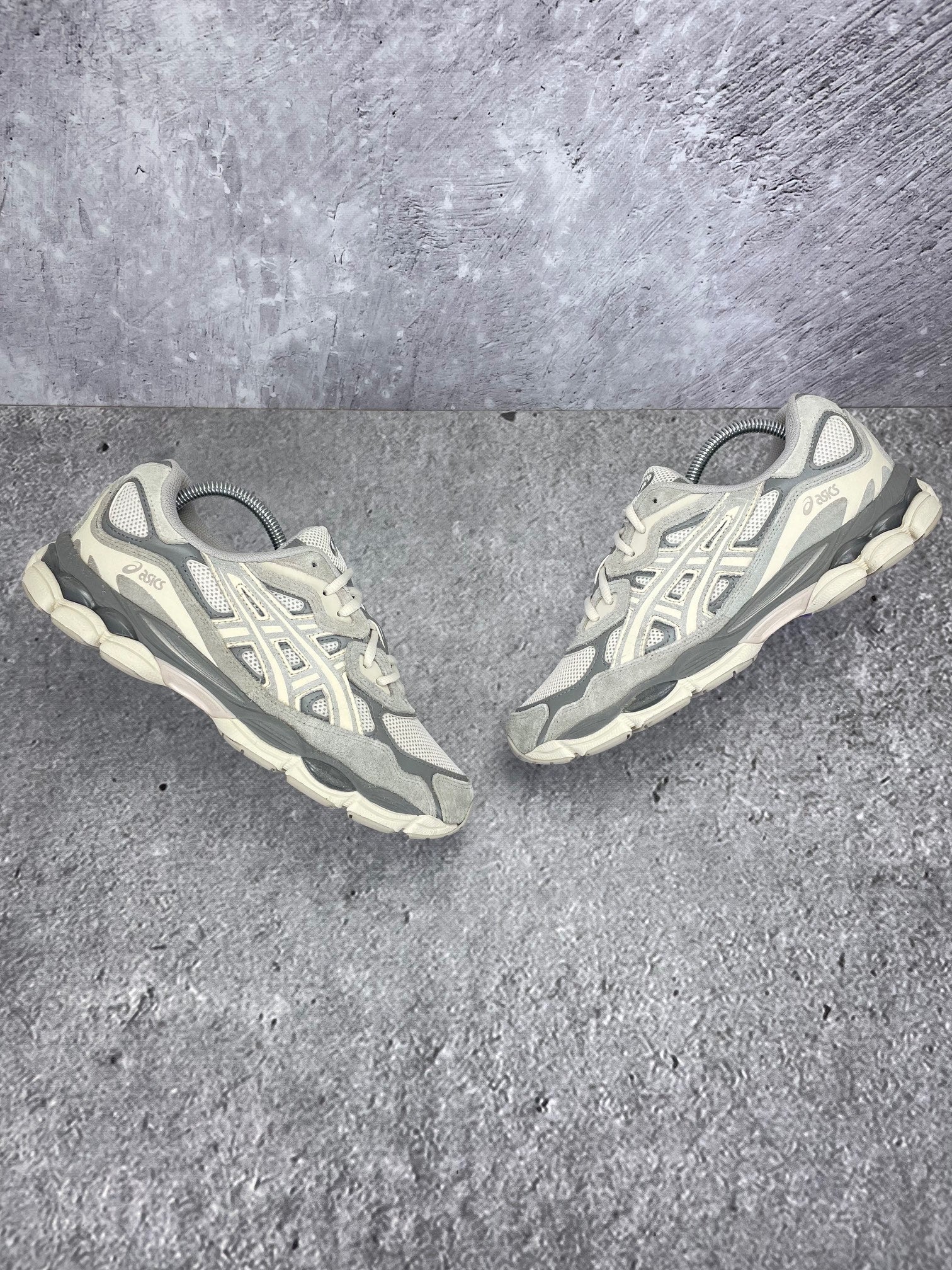 ASICS GEL-NYC Cream Oyster Grey - buty sportowe, widok z góry na zewnętrzną stronę butów