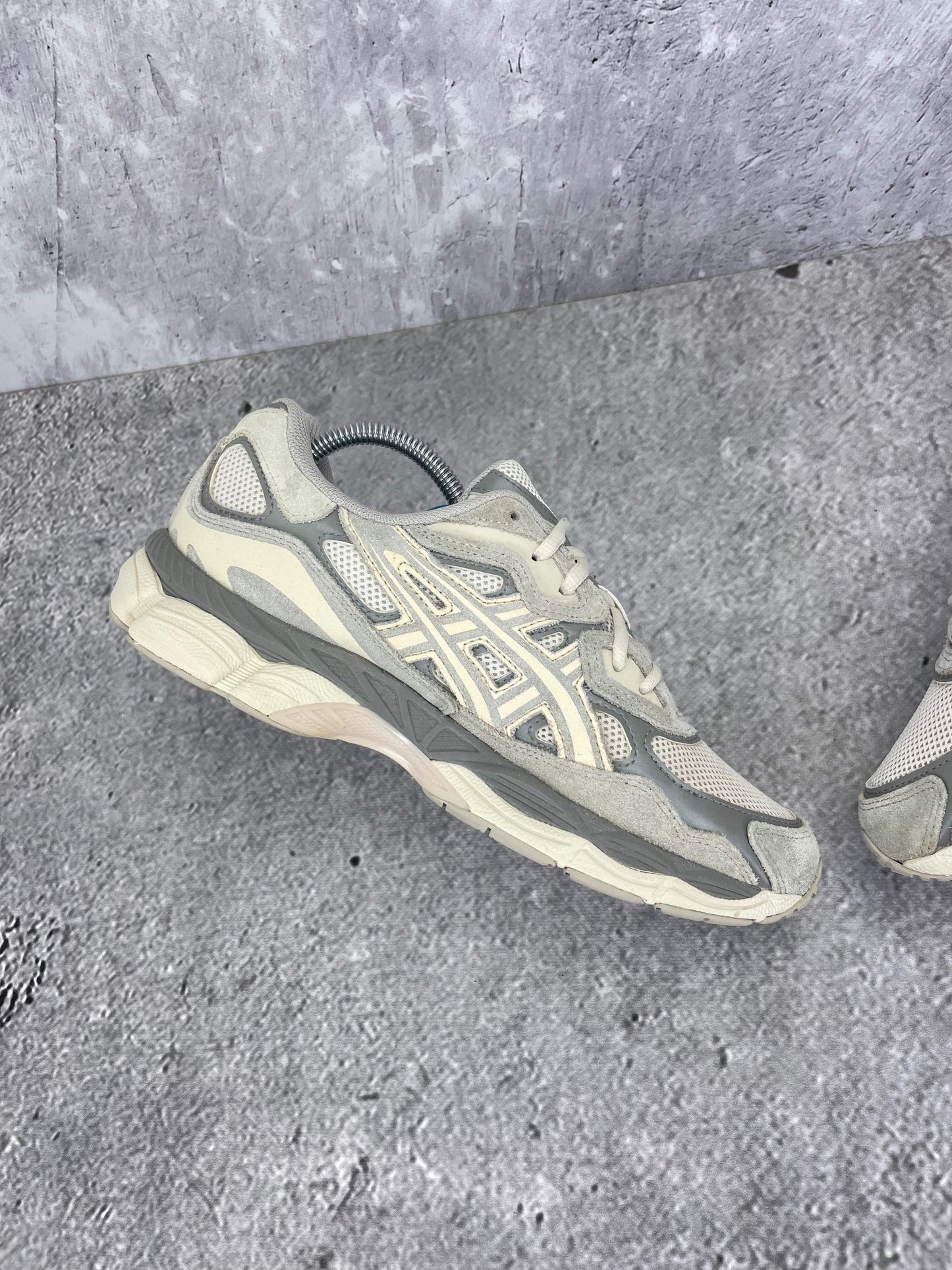 ASICS GEL-NYC Cream Oyster Grey - buty sportowe, zewnętrzny panel lewego buta