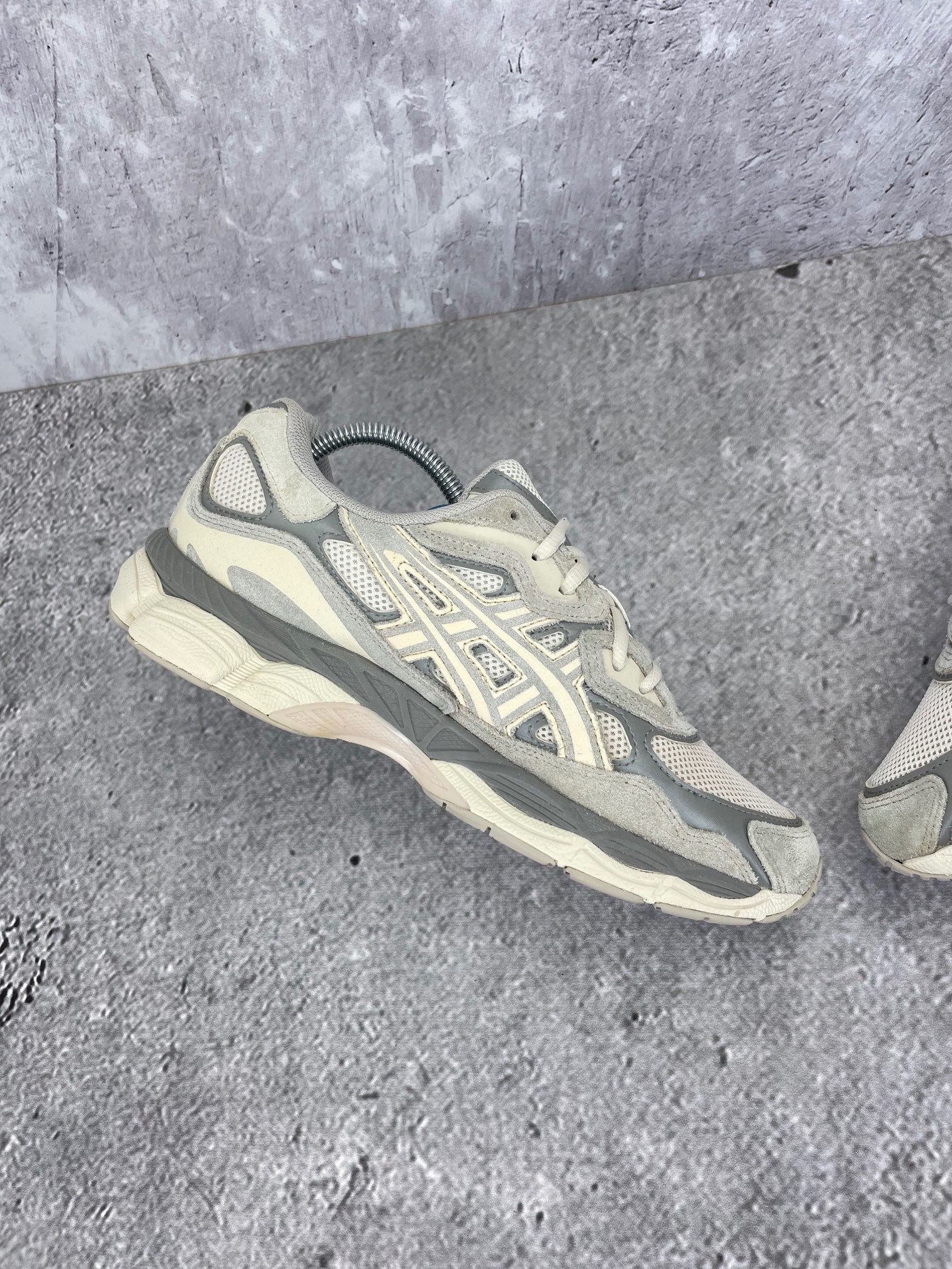 ASICS GEL-NYC Cream Oyster Grey - buty sportowe, zewnętrzny panel lewego buta