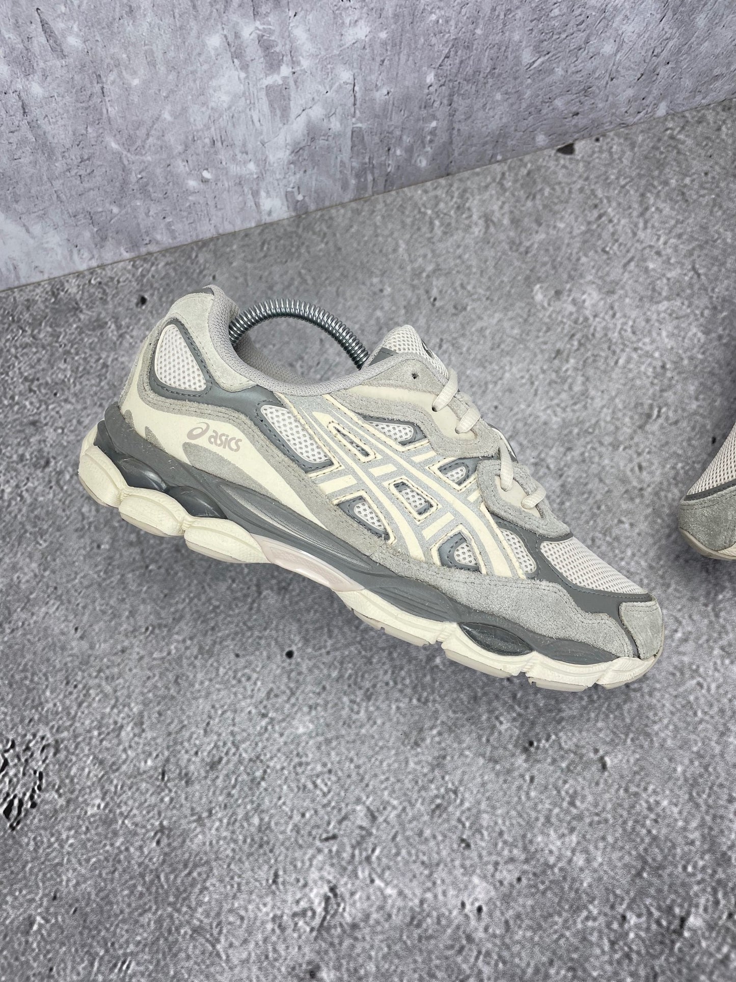 ASICS GEL-NYC Cream Oyster Grey - buty sportowe, wewnętrzny panel lewego buta