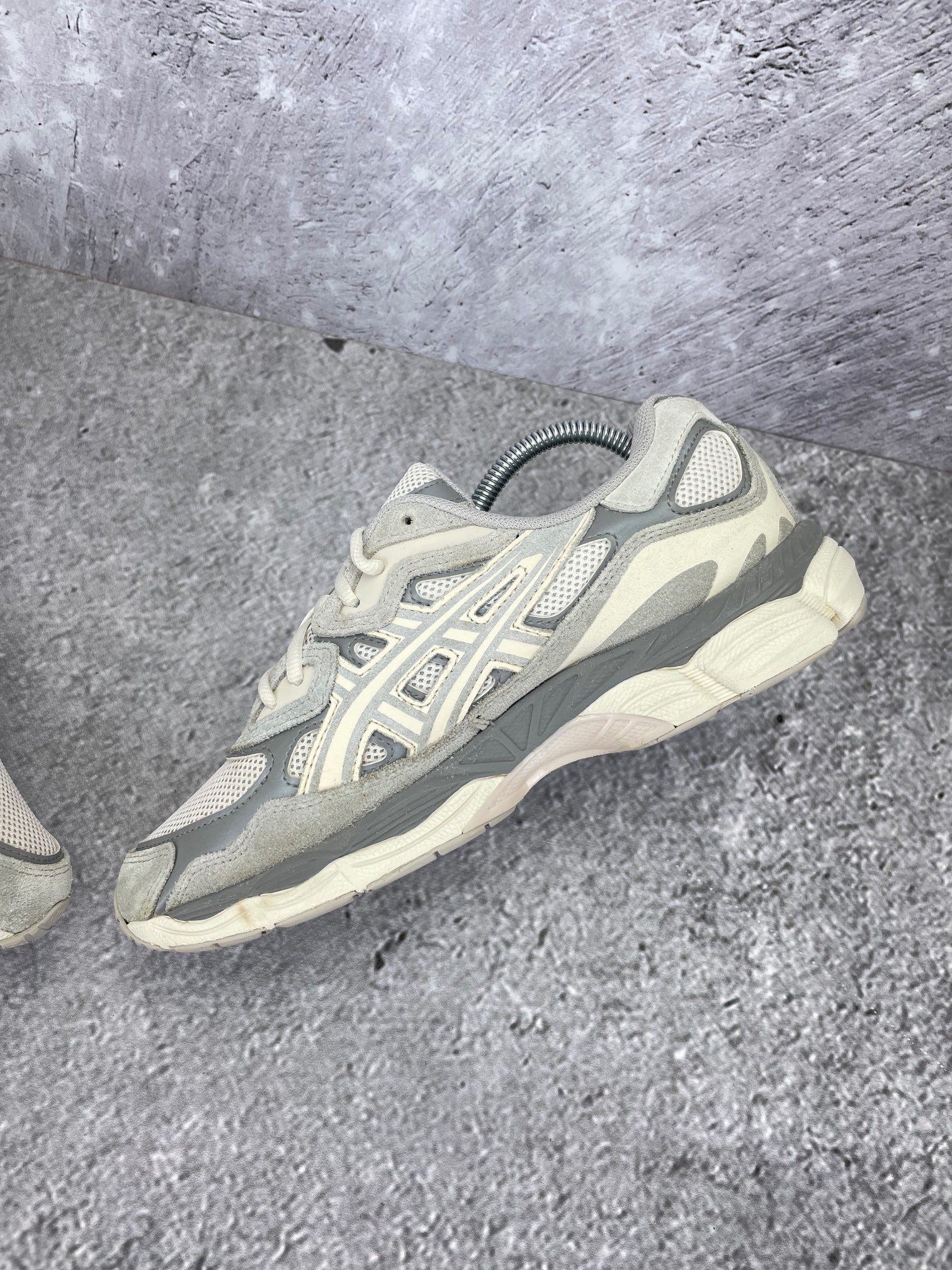 ASICS GEL-NYC Cream Oyster Grey - buty sportowe, wewnętrzny panel prawego buta