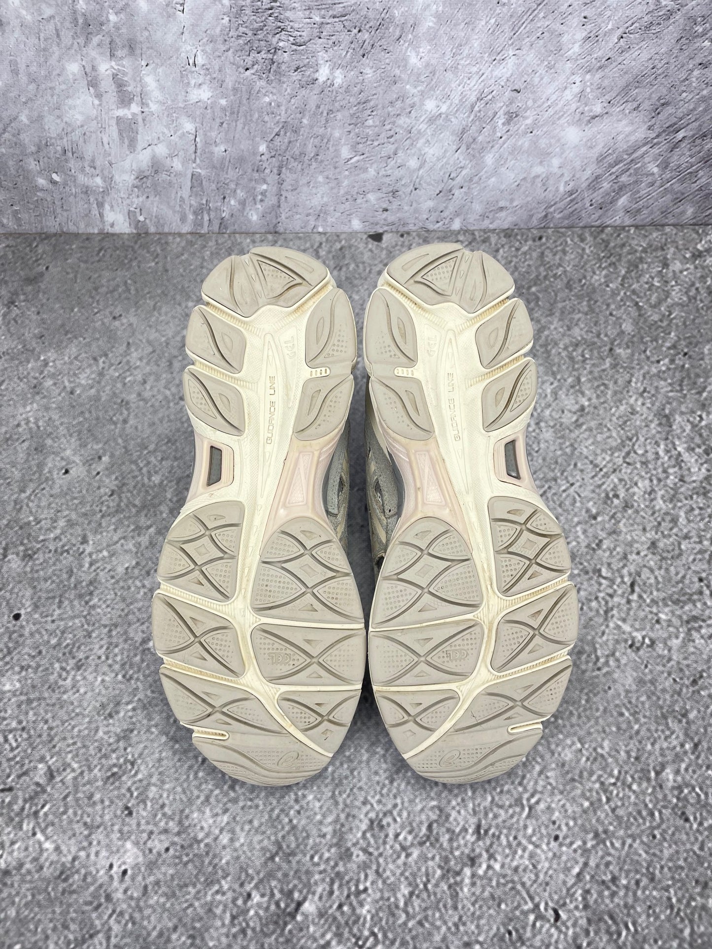 ASICS GEL-NYC Cream Oyster Grey - buty sportowe, podeszwa
