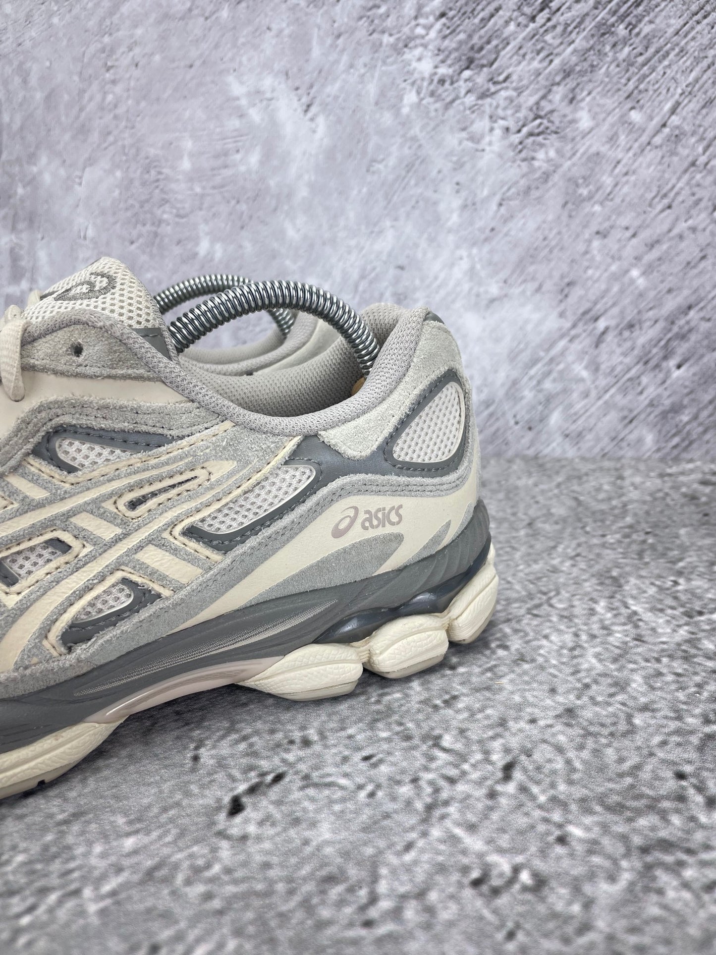 ASICS GEL-NYC Cream Oyster Grey - buty sportowe, zapiętki butów