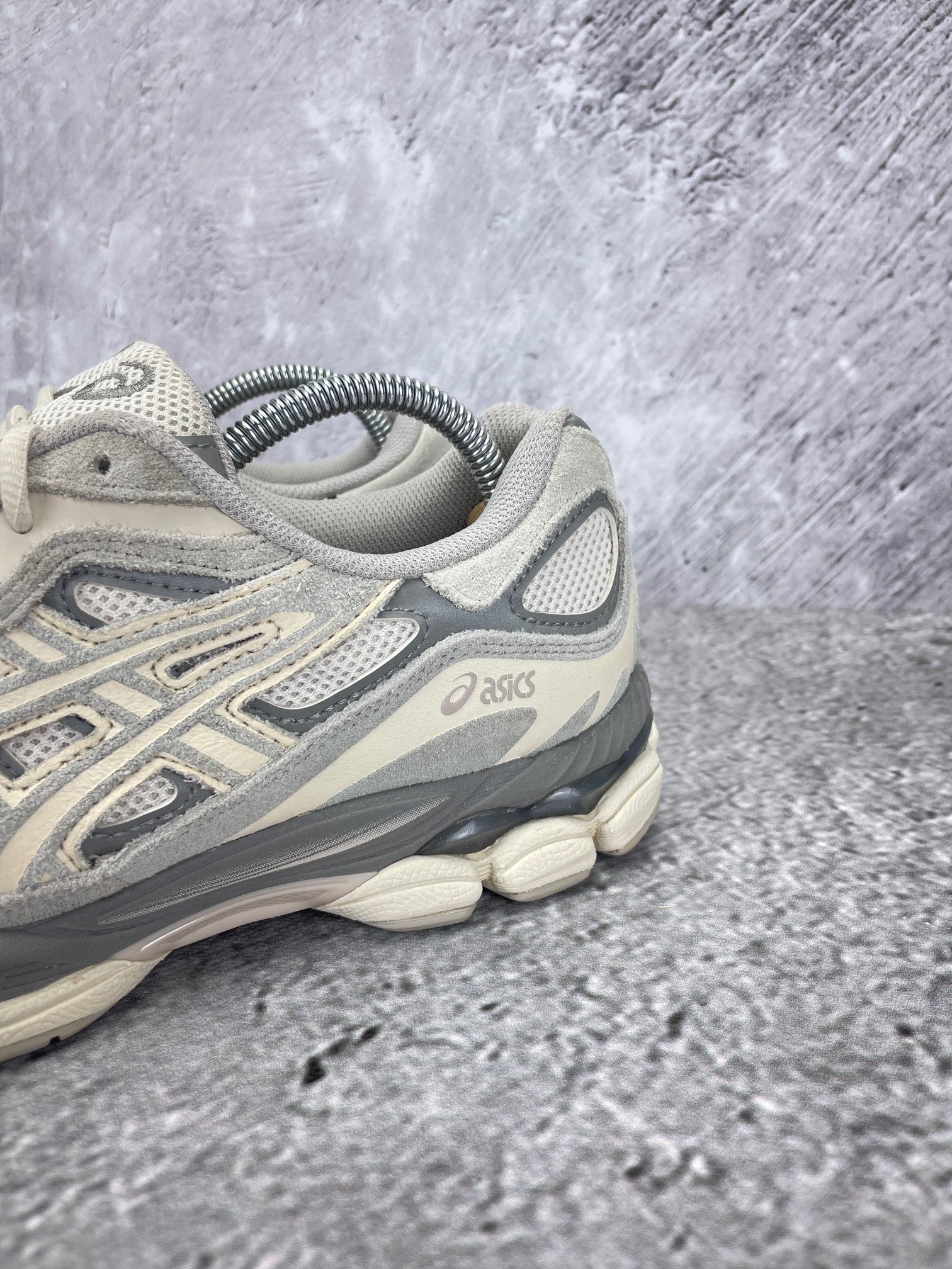 ASICS GEL-NYC Cream Oyster Grey - buty sportowe, zapiętki butów
