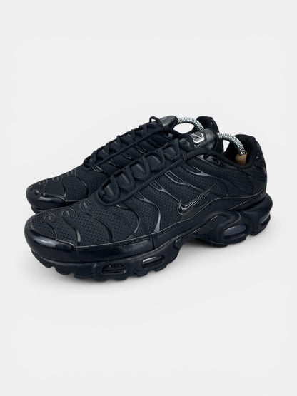 Nike Air Max Plus Triple Black - buty sportowe, widok z boku