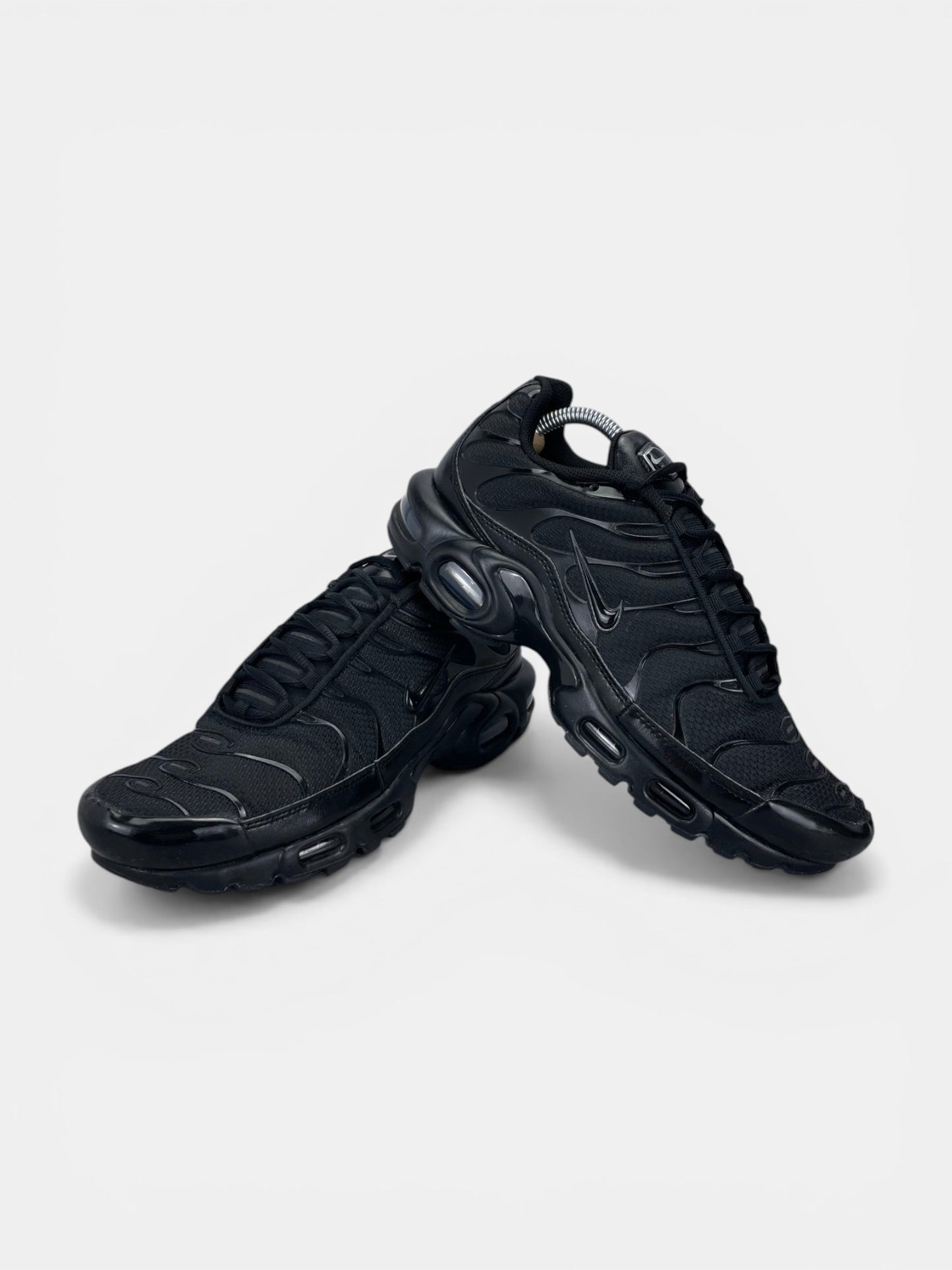 Nike Air Max Plus Triple Black - buty sportowe, boczny profil