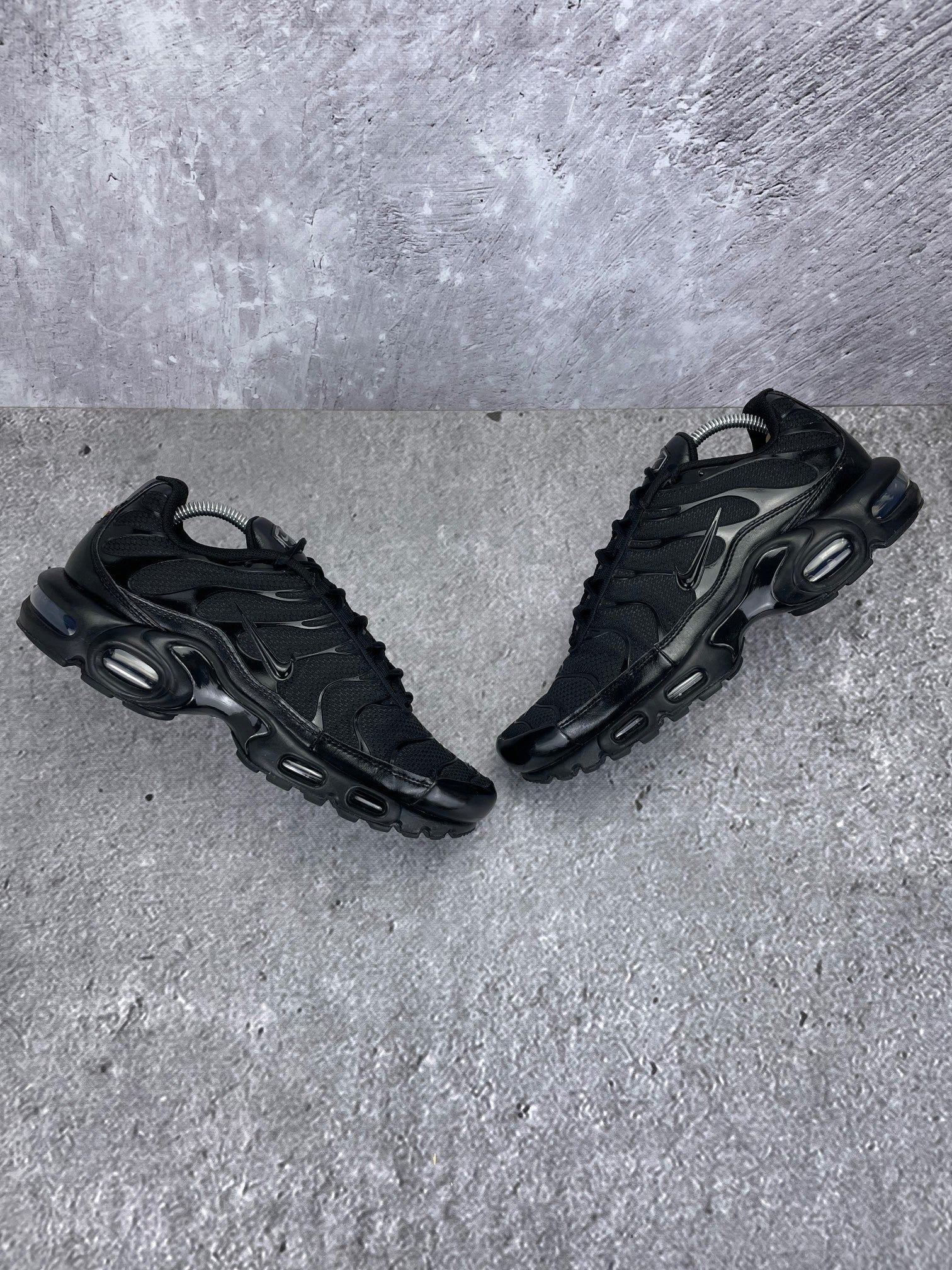 Nike Air Max Plus Triple Black - buty sportowe, widok z góry na zewnętrzną stronę butów
