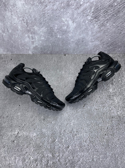 Nike Air Max Plus Triple Black - buty sportowe, widok z góry na zewnętrzną stronę butów