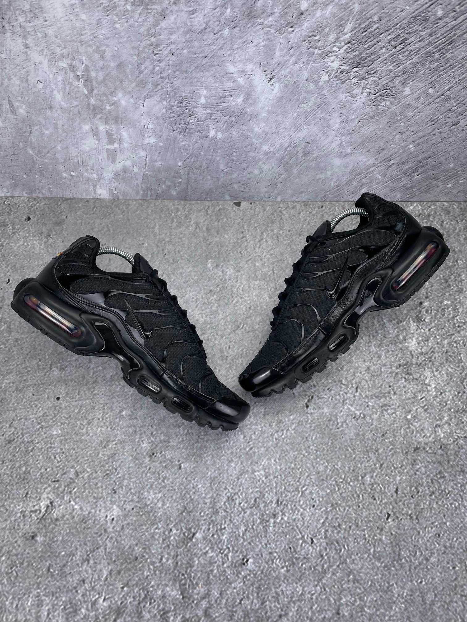 Nike Air Max Plus Triple Black - buty sportowe, zewnętrzny panel prawego buta