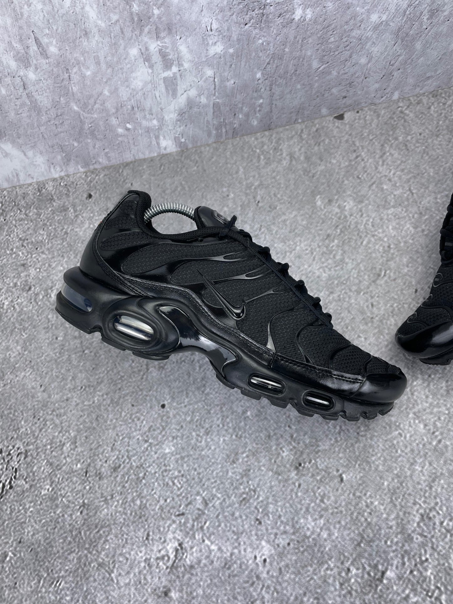Nike Air Max Plus Triple Black - buty sportowe, zewnętrzny panel lewego buta