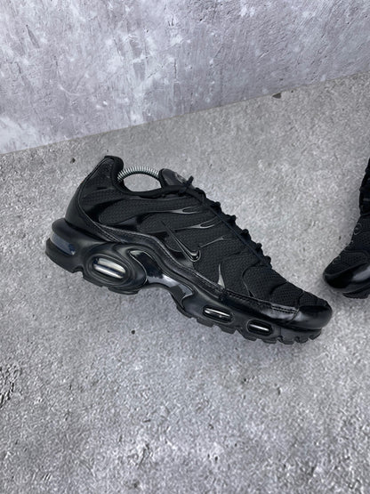 Nike Air Max Plus Triple Black - buty sportowe, zewnętrzny panel lewego buta