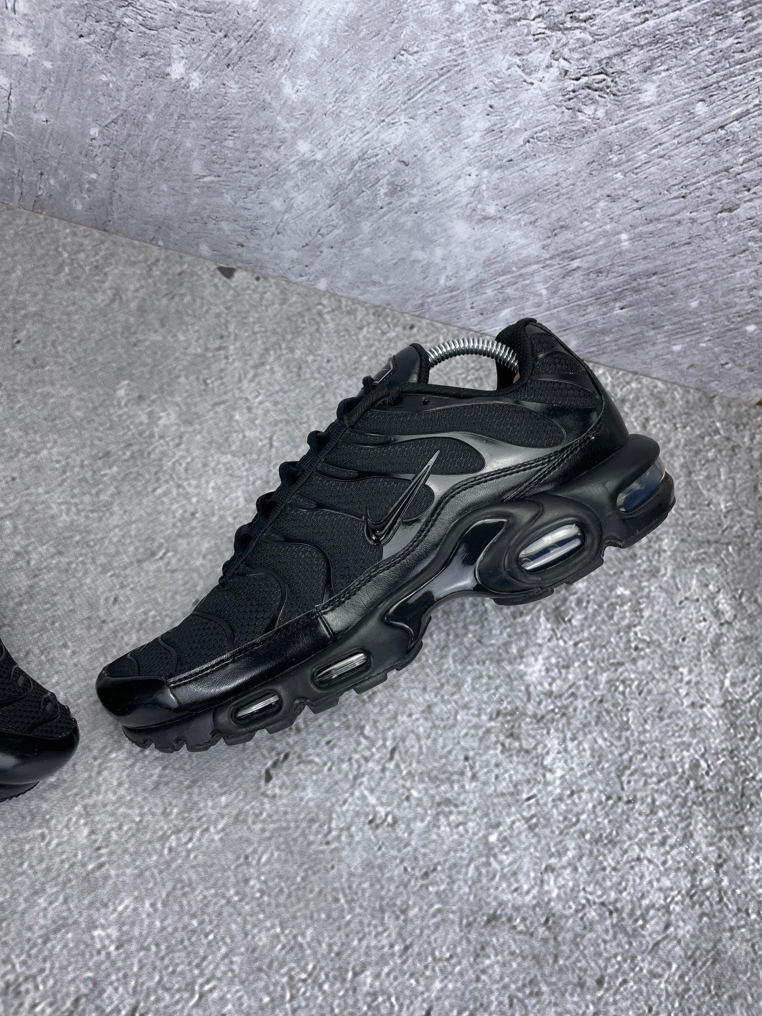 Nike Air Max Plus Triple Black - buty sportowe, widok z góry na wewnętrzną stronę butów