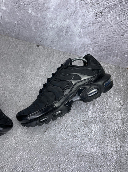Nike Air Max Plus Triple Black - buty sportowe, widok z góry na wewnętrzną stronę butów