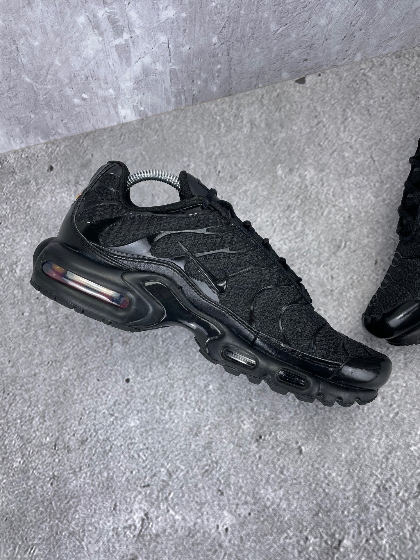 Nike Air Max Plus Triple Black - buty sportowe, wewnętrzny panel lewego buta