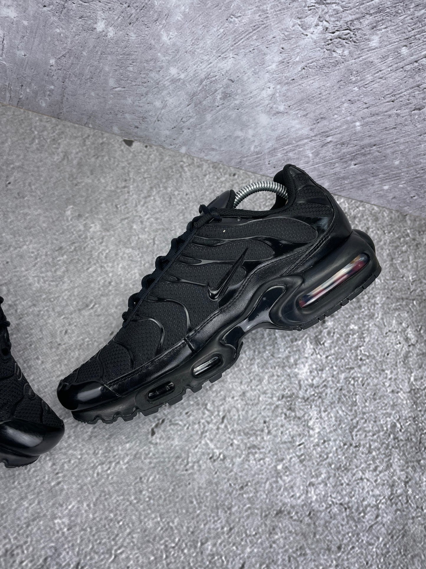 Nike Air Max Plus Triple Black - buty sportowe, wewnętrzny panel prawego buta