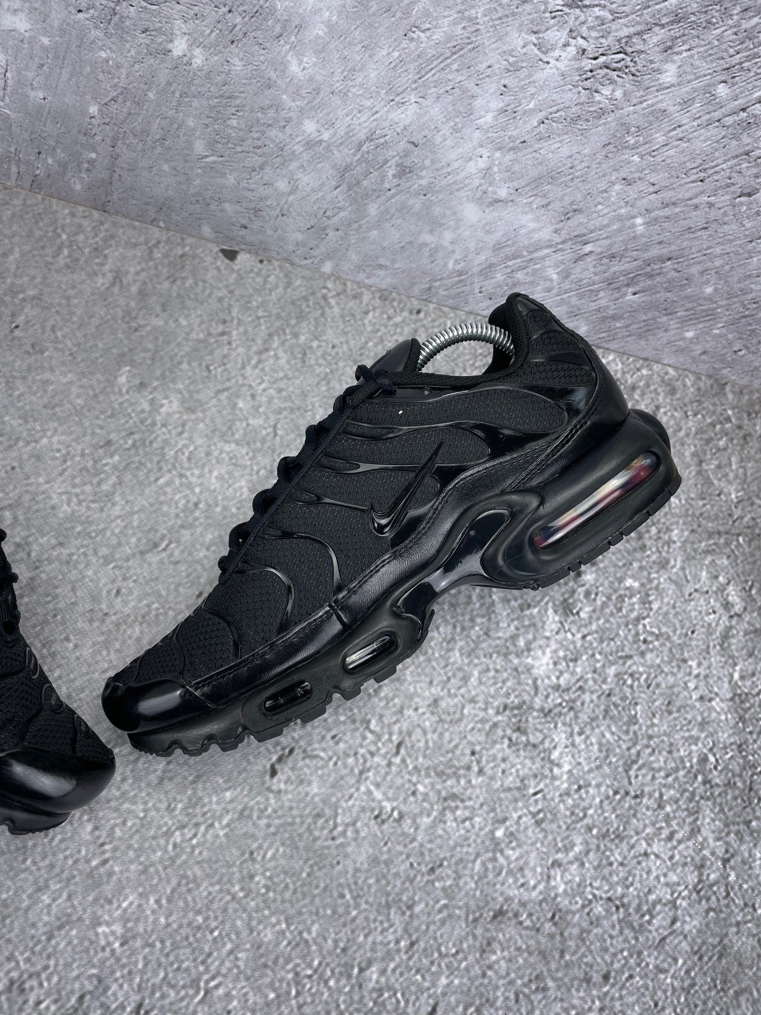 Nike Air Max Plus Triple Black - buty sportowe, wewnętrzny panel prawego buta
