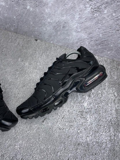 Nike Air Max Plus Triple Black - buty sportowe, wewnętrzny panel prawego buta