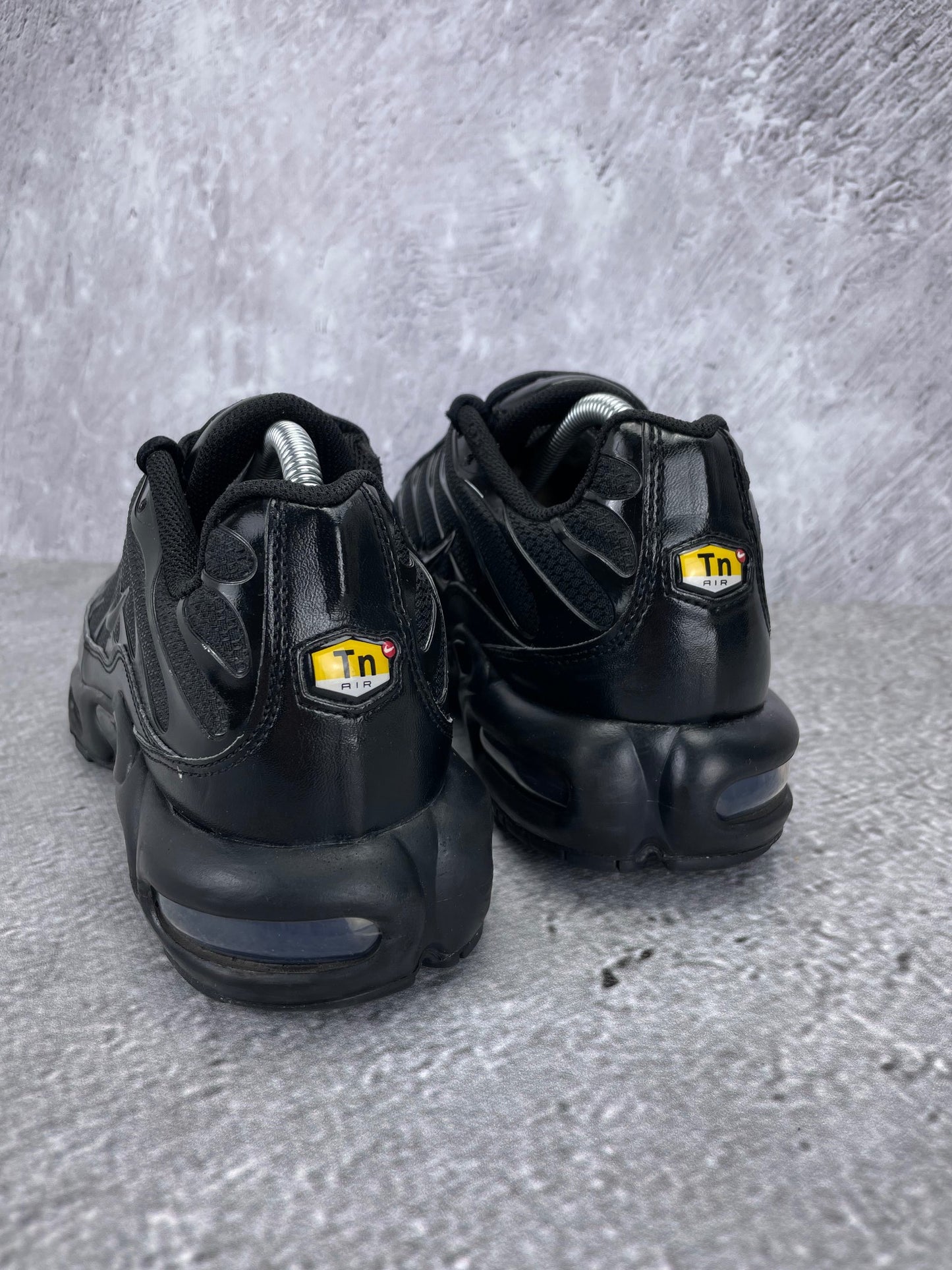 Nike Air Max Plus Triple Black - buty sportowe, widok z tyłu