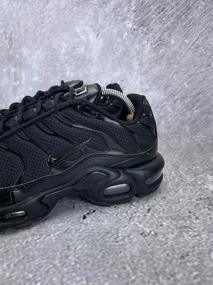Nike Air Max Plus Triple Black - buty sportowe, zapiętki butów
