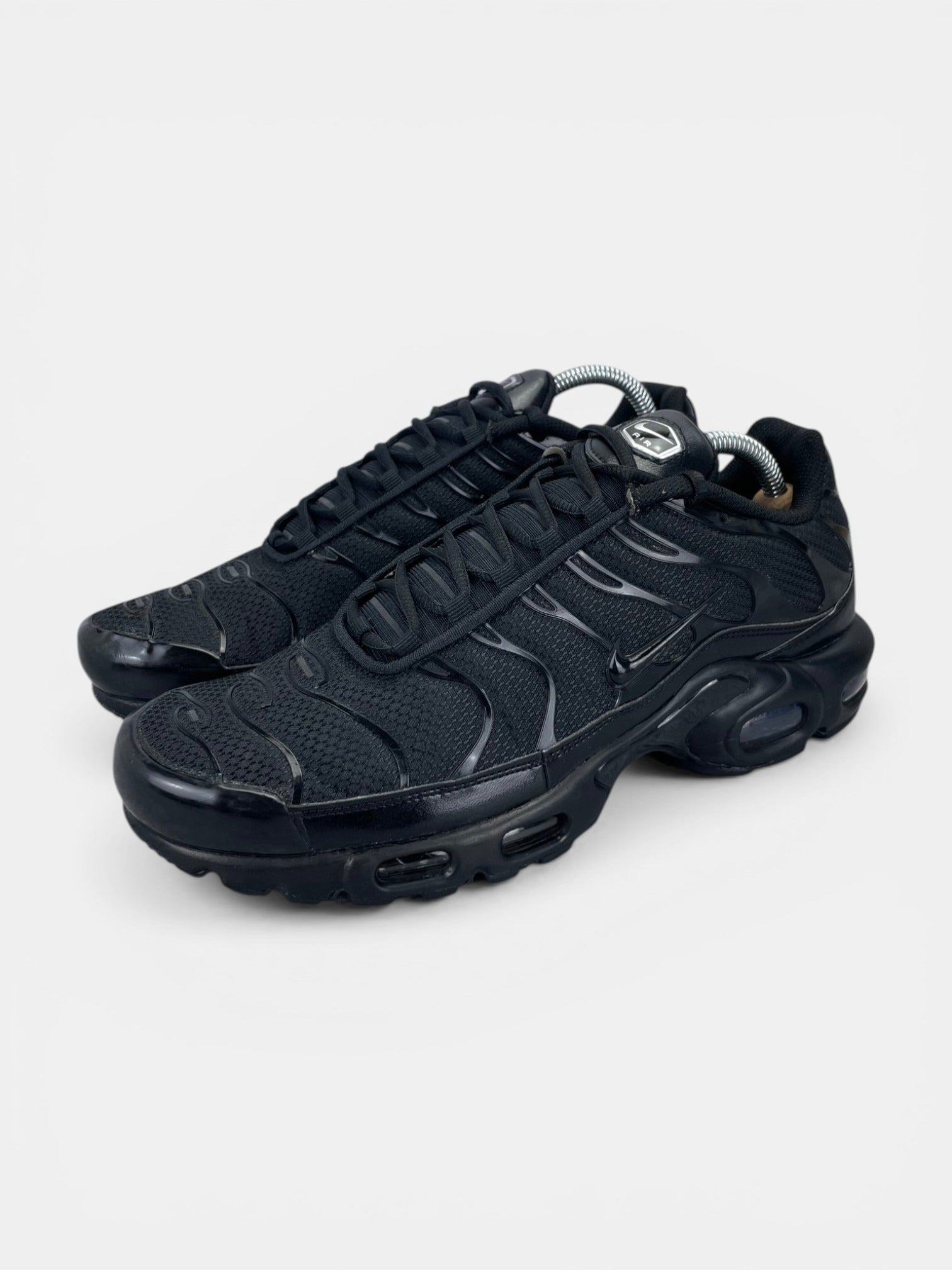 Nike Air Max Plus Triple Black - buty sportowe, widok z boku