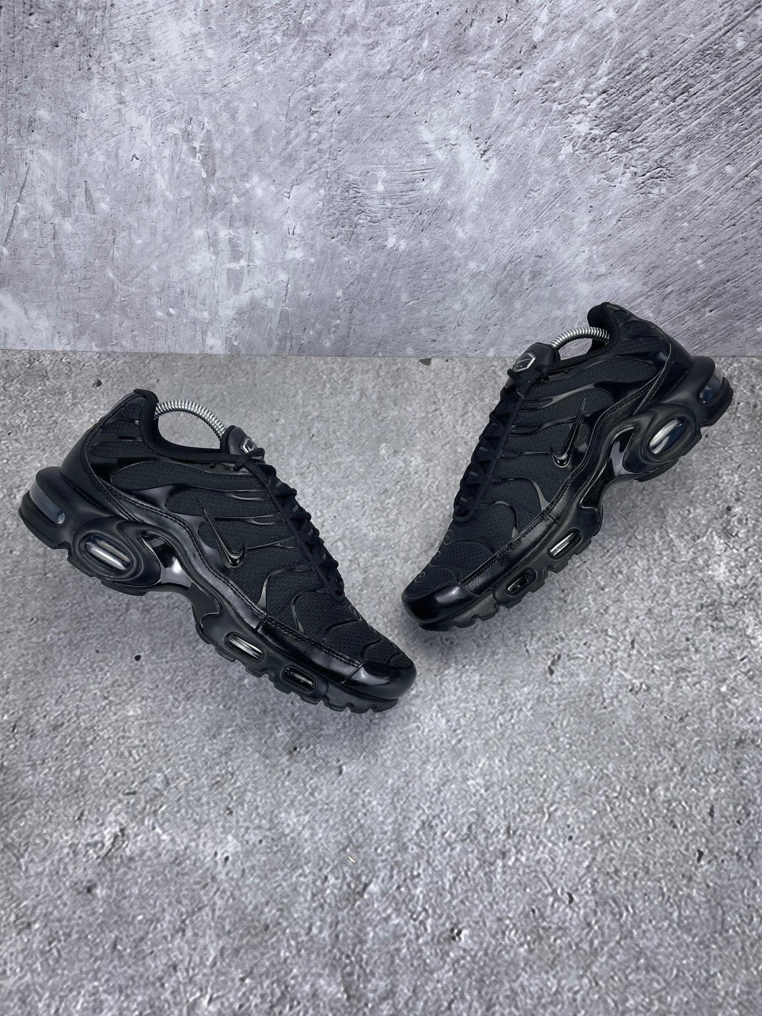 Nike Air Max Plus Triple Black - buty sportowe, widok z góry na zewnętrzną stronę butów