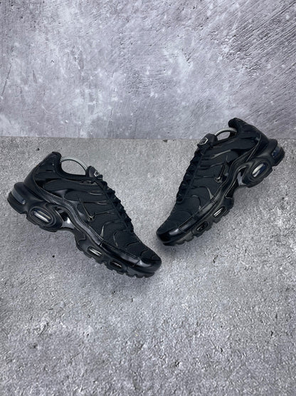 Nike Air Max Plus Triple Black - buty sportowe, widok z góry na zewnętrzną stronę butów