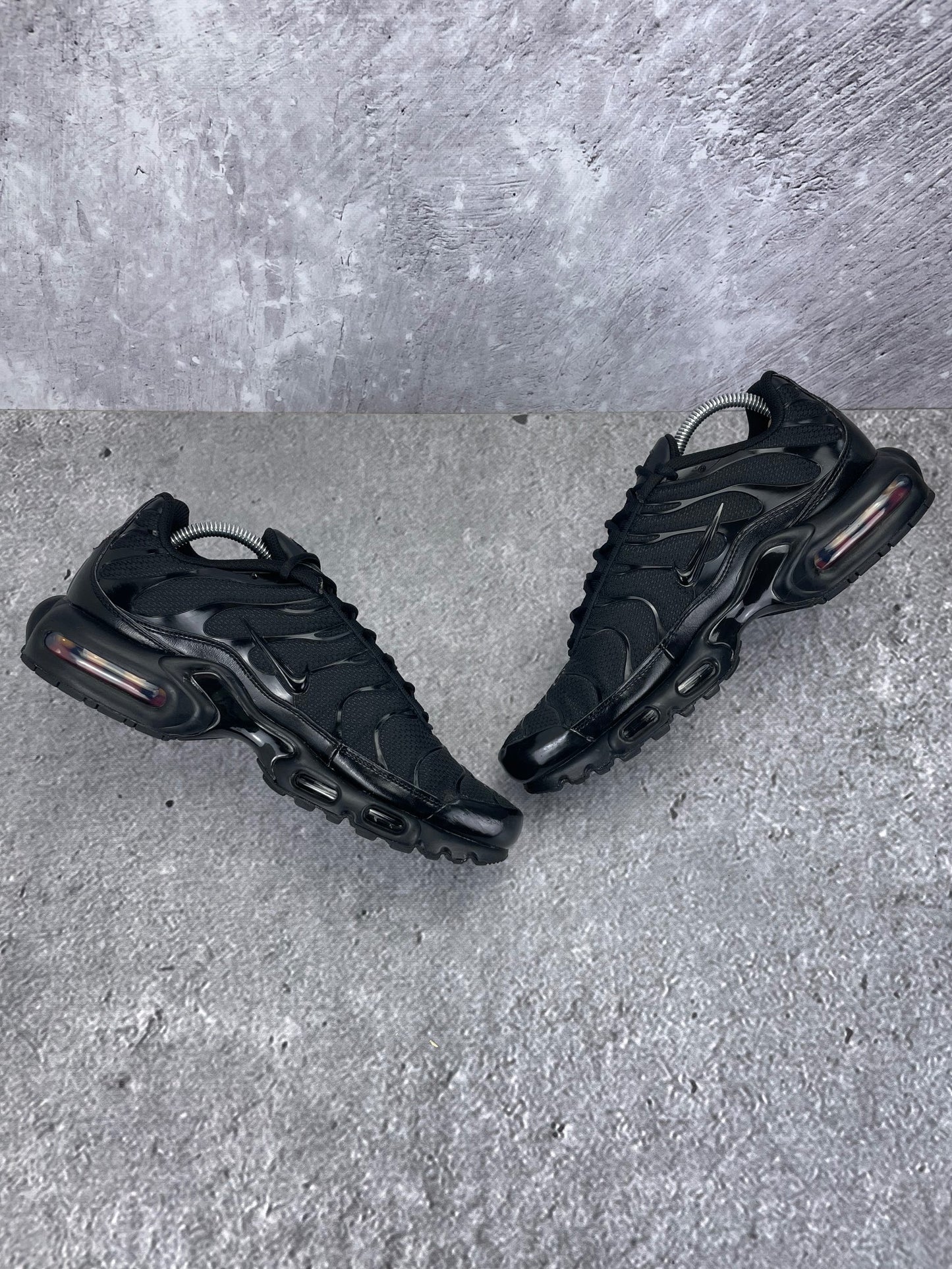 Nike Air Max Plus Triple Black - buty sportowe, zewnętrzny panel prawego buta