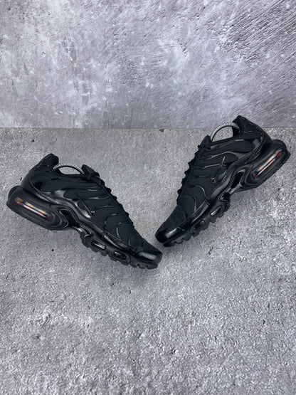 Nike Air Max Plus Triple Black - buty sportowe, zewnętrzny panel prawego buta