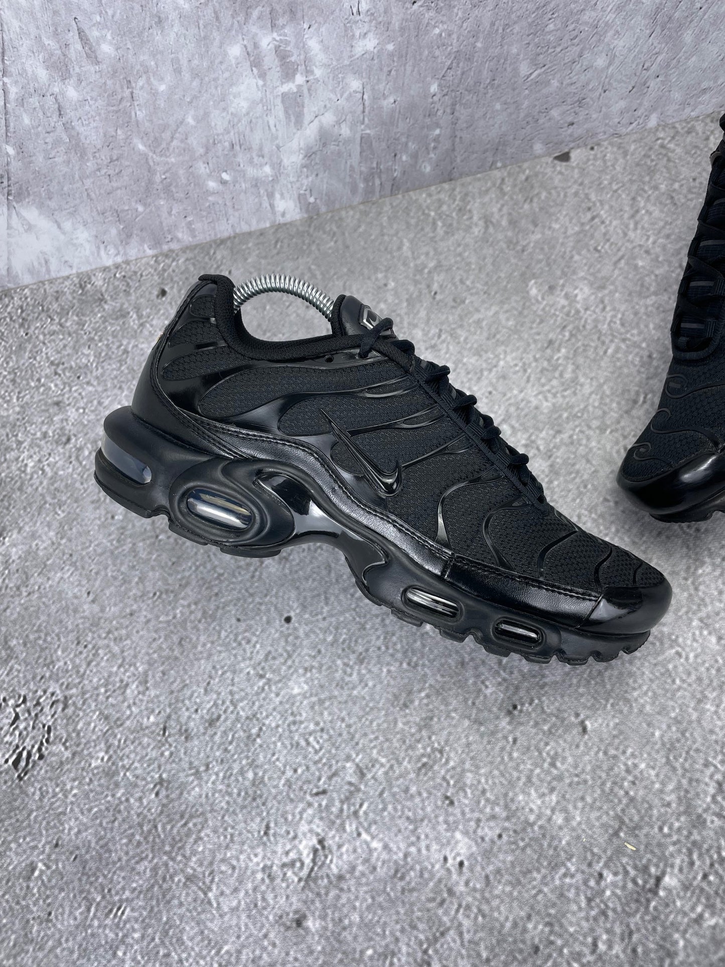 Nike Air Max Plus Triple Black - buty sportowe, zewnętrzny panel lewego buta