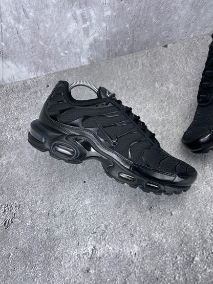 Nike Air Max Plus Triple Black - buty sportowe, zewnętrzny panel lewego buta