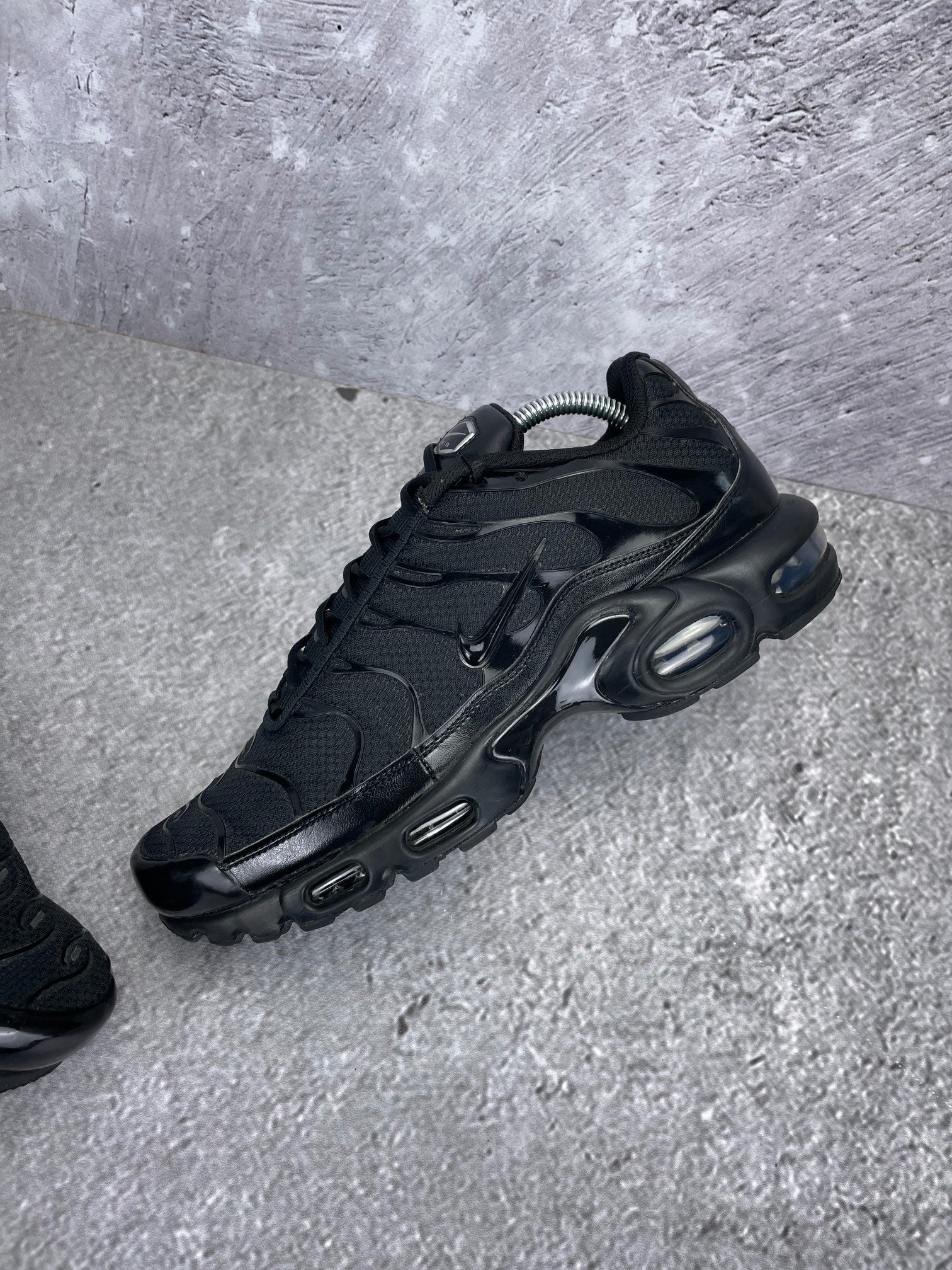 Nike Air Max Plus Triple Black - buty sportowe, widok z góry na wewnętrzną stronę butów