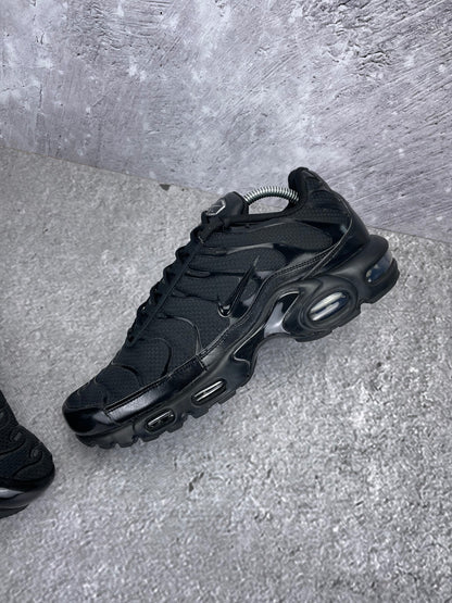 Nike Air Max Plus Triple Black - buty sportowe, widok z góry na wewnętrzną stronę butów