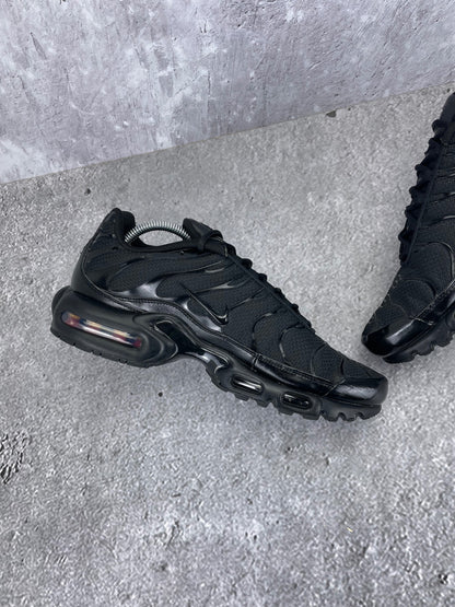 Nike Air Max Plus Triple Black - buty sportowe, wewnętrzny panel lewego buta