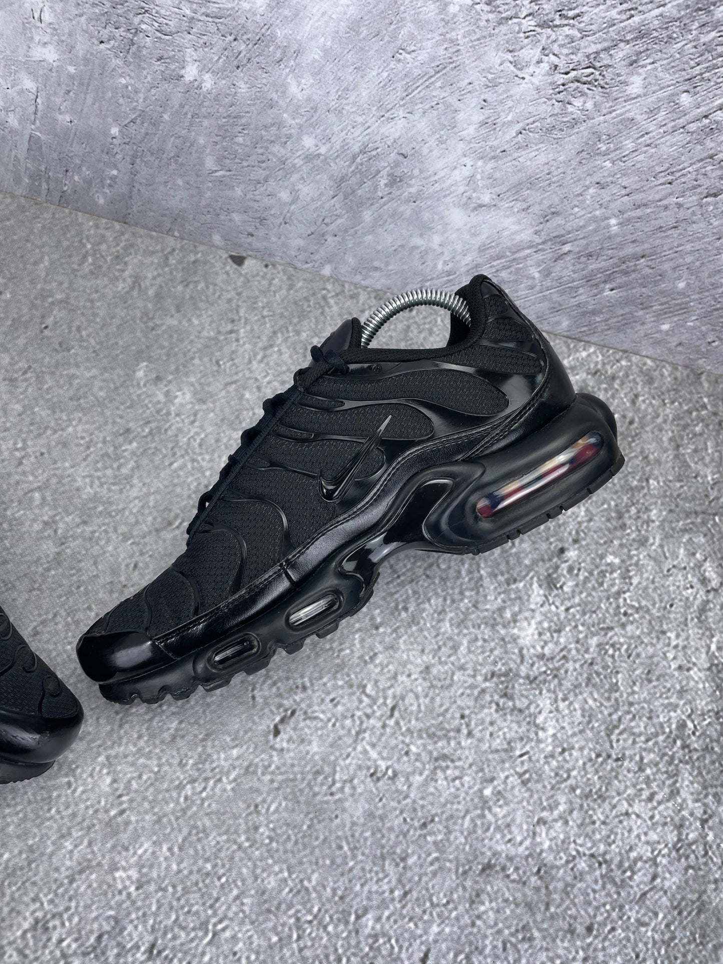 Nike Air Max Plus Triple Black - buty sportowe, wewnętrzny panel prawego buta