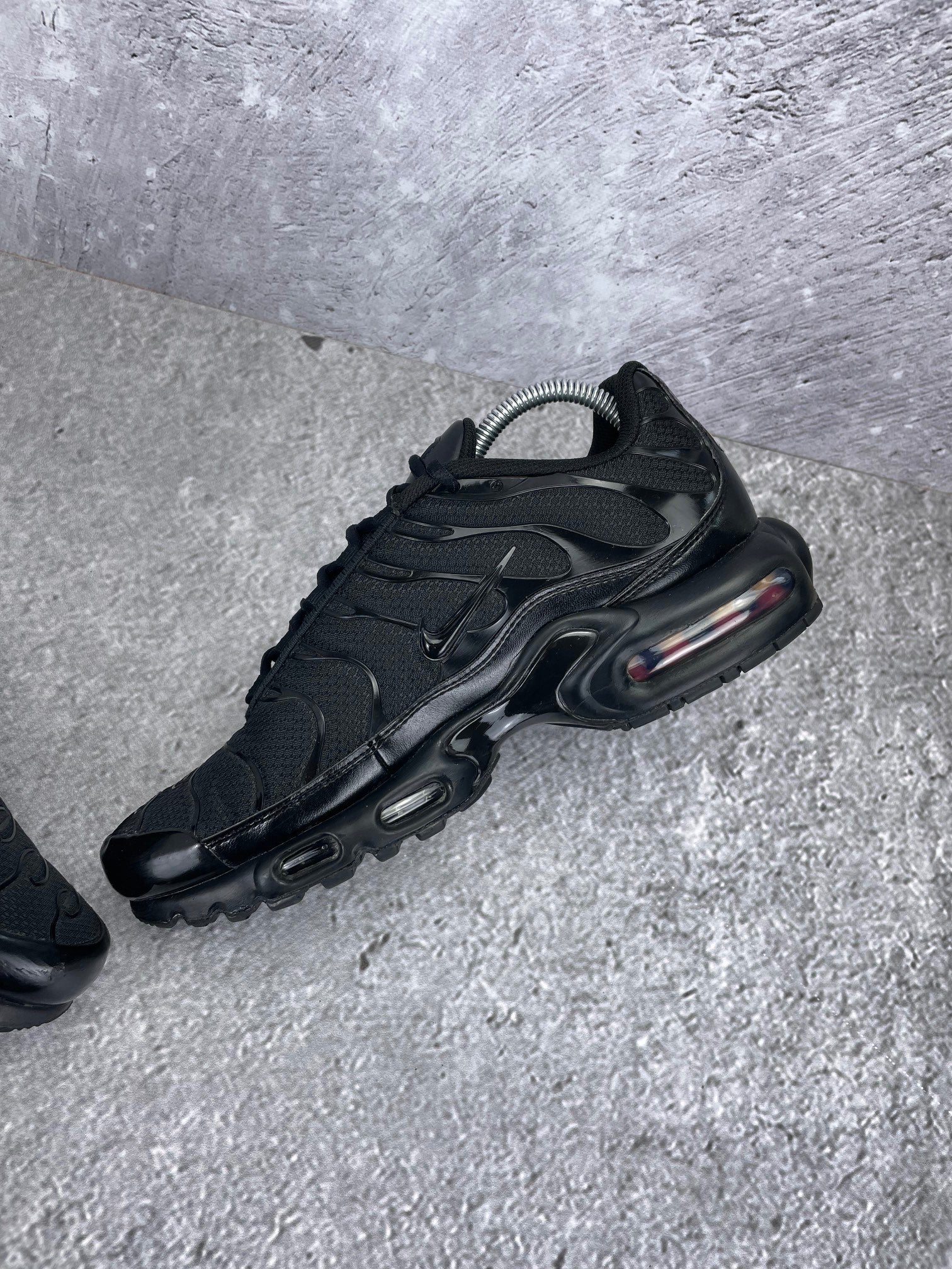 Nike Air Max Plus Triple Black - buty sportowe, wewnętrzny panel prawego buta